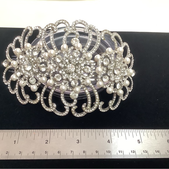 Accessories - Elegant Silver and Pearl Hair Accessory